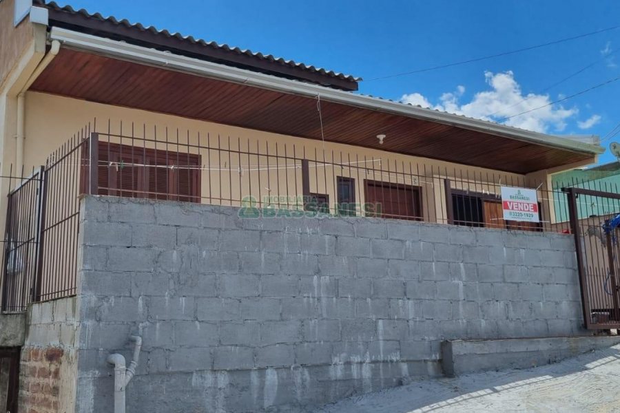 Casa com 70m², 3 dormitórios, 1 vaga, no bairro Serrano em Caxias do Sul para Comprar