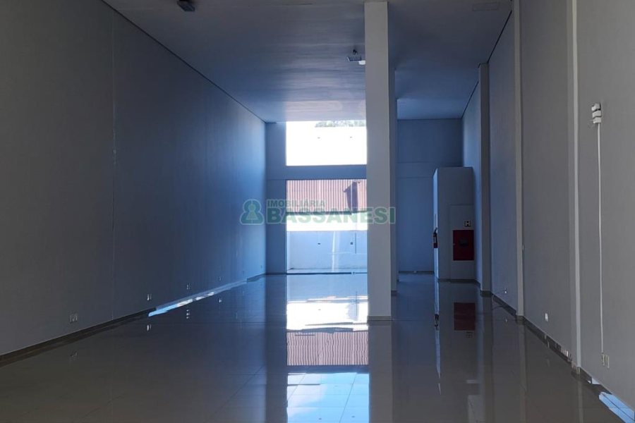 Loja com 325m², no bairro Pio X em Caxias do Sul para Alugar ou Comprar