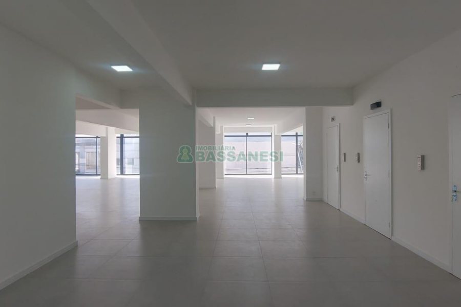 Sala com 450m², no bairro Centro em Caxias do Sul para Alugar