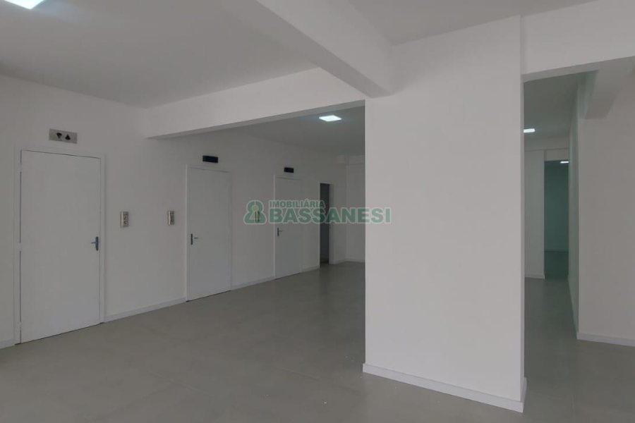 Sala com 450m², no bairro Centro em Caxias do Sul para Alugar