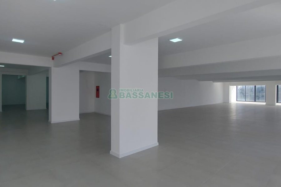 Sala com 450m², no bairro Centro em Caxias do Sul para Alugar