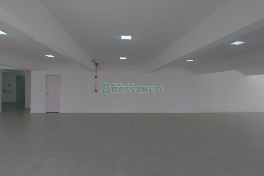 Sala com 450m², no bairro Centro em Caxias do Sul para Alugar