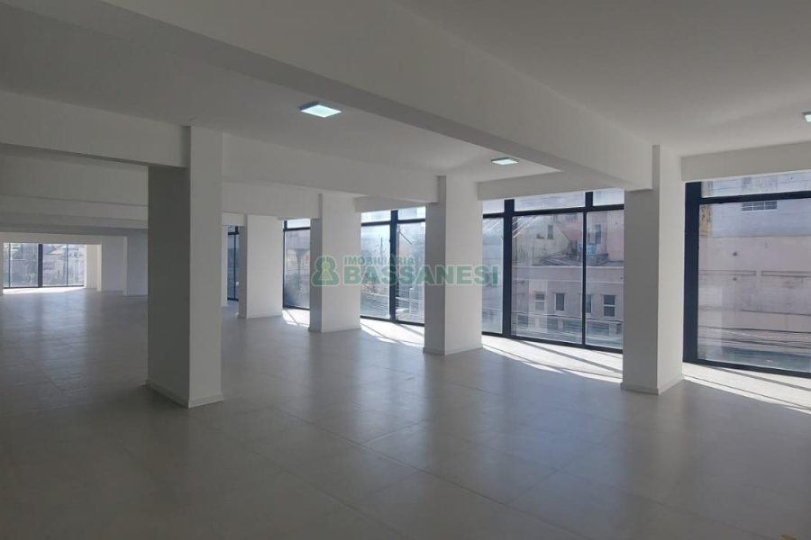 Sala com 450m², no bairro Centro em Caxias do Sul para Alugar