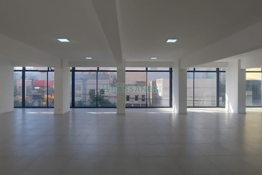 Sala com 450m², no bairro Centro em Caxias do Sul para Alugar