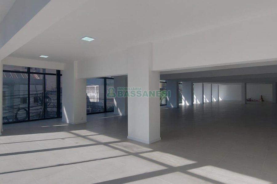 Sala com 450m², no bairro Centro em Caxias do Sul para Alugar