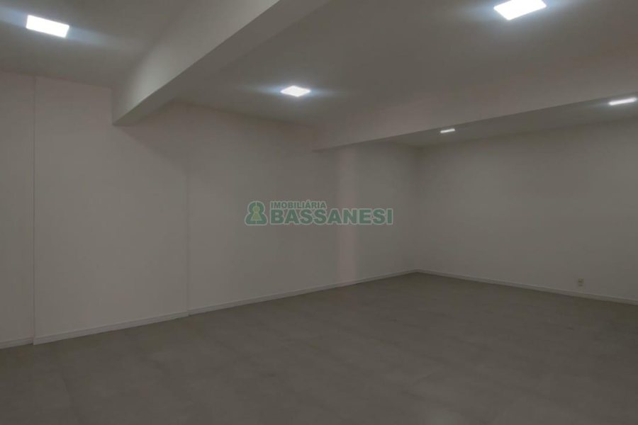 Sala com 450m², no bairro Centro em Caxias do Sul para Alugar