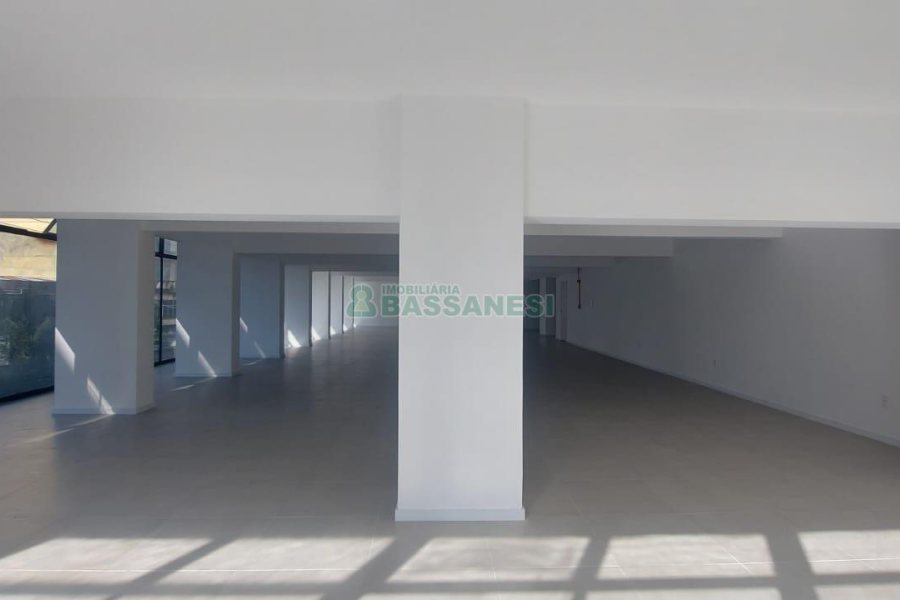 Sala com 450m², no bairro Centro em Caxias do Sul para Alugar