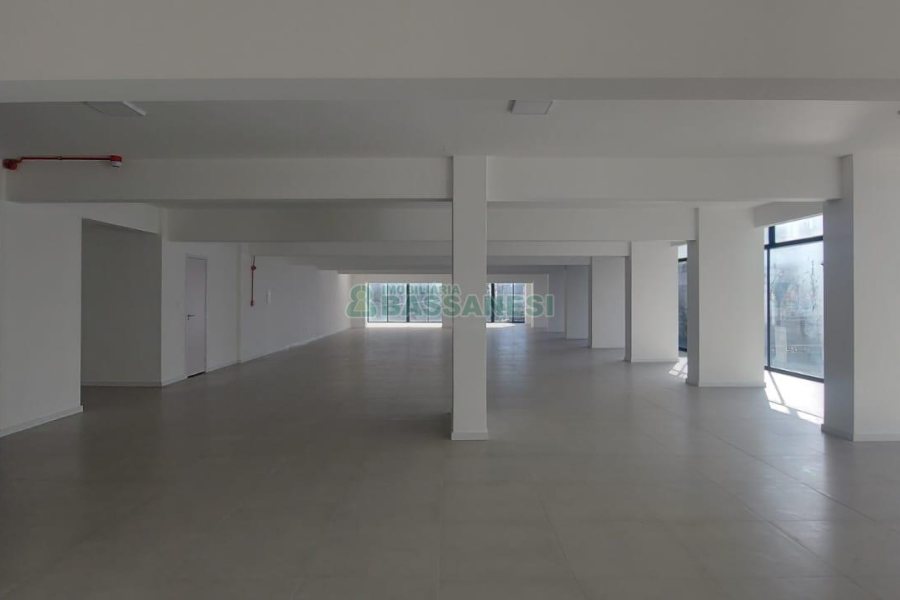 Sala com 450m², no bairro Centro em Caxias do Sul para Alugar