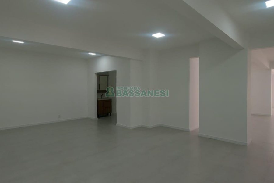 Sala com 450m², no bairro Centro em Caxias do Sul para Alugar