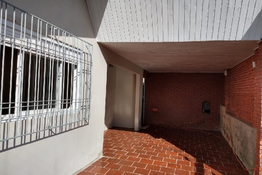 Casa com 88m², 5 dormitórios, 3 vagas, no bairro Petrópolis em Caxias do Sul para Comprar