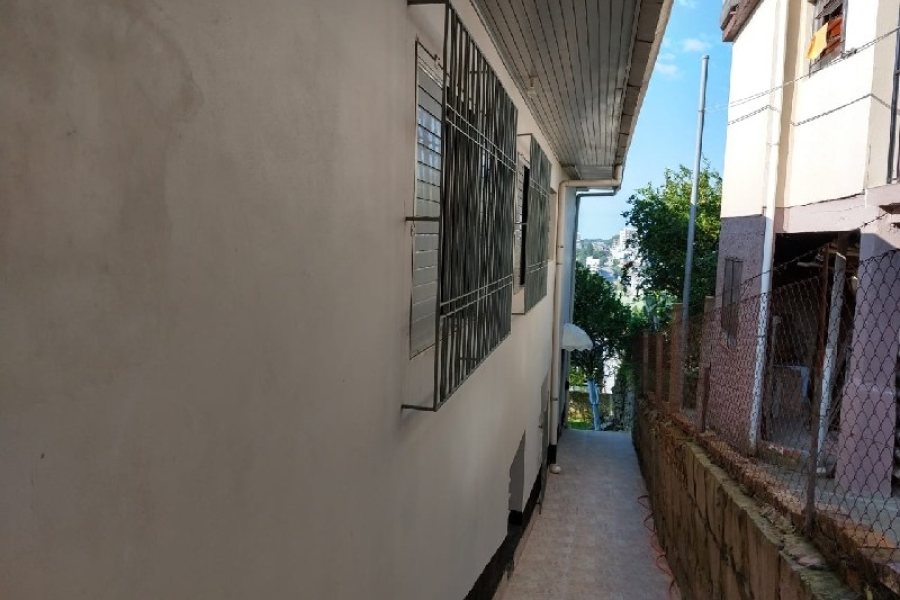 Casa com 88m², 5 dormitórios, 3 vagas, no bairro Petrópolis em Caxias do Sul para Comprar