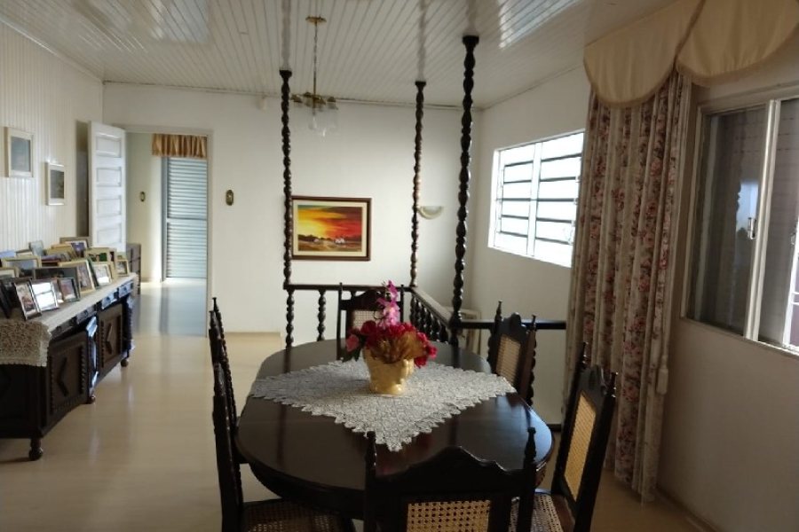 Casa com 88m², 5 dormitórios, 3 vagas, no bairro Petrópolis em Caxias do Sul para Comprar