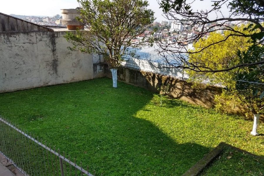 Casa com 88m², 5 dormitórios, 3 vagas, no bairro Petrópolis em Caxias do Sul para Comprar