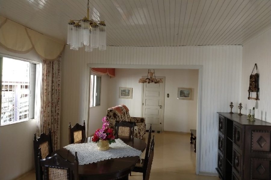 Casa com 88m², 5 dormitórios, 3 vagas, no bairro Petrópolis em Caxias do Sul para Comprar