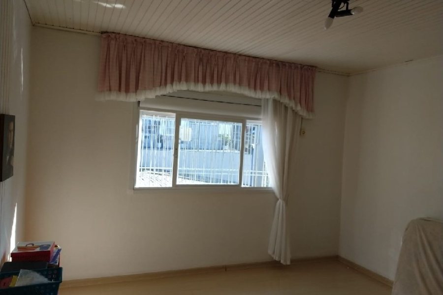 Casa com 88m², 5 dormitórios, 3 vagas, no bairro Petrópolis em Caxias do Sul para Comprar