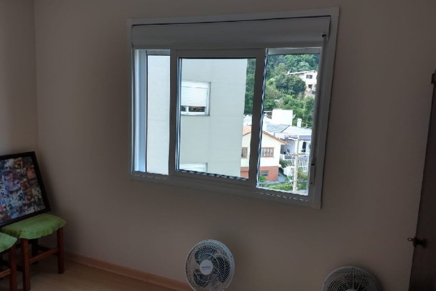 Casa com 88m², 5 dormitórios, 3 vagas, no bairro Petrópolis em Caxias do Sul para Comprar