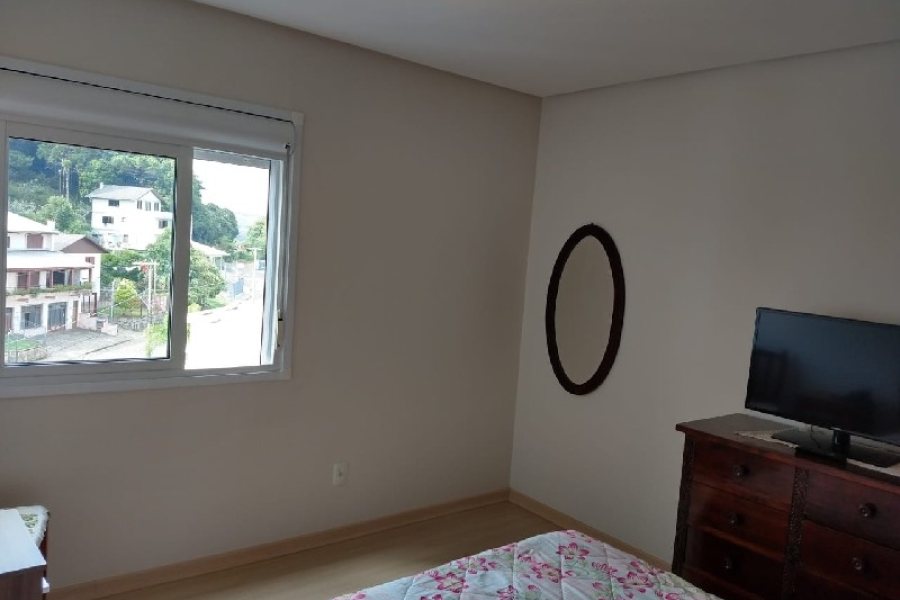 Casa com 88m², 5 dormitórios, 3 vagas, no bairro Petrópolis em Caxias do Sul para Comprar