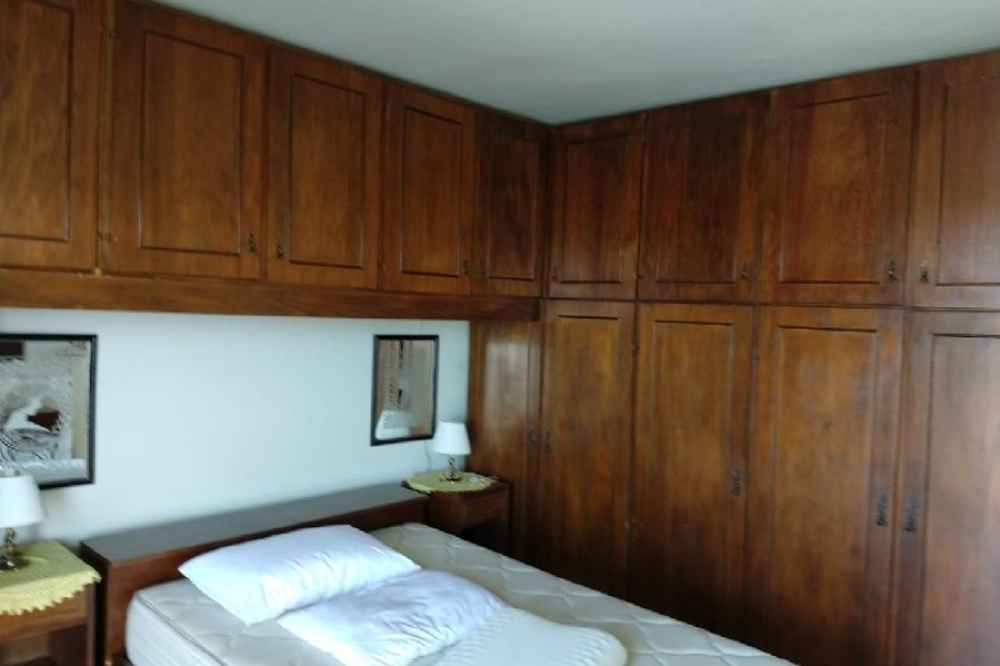 Casa com 88m², 5 dormitórios, 3 vagas, no bairro Petrópolis em Caxias do Sul para Comprar