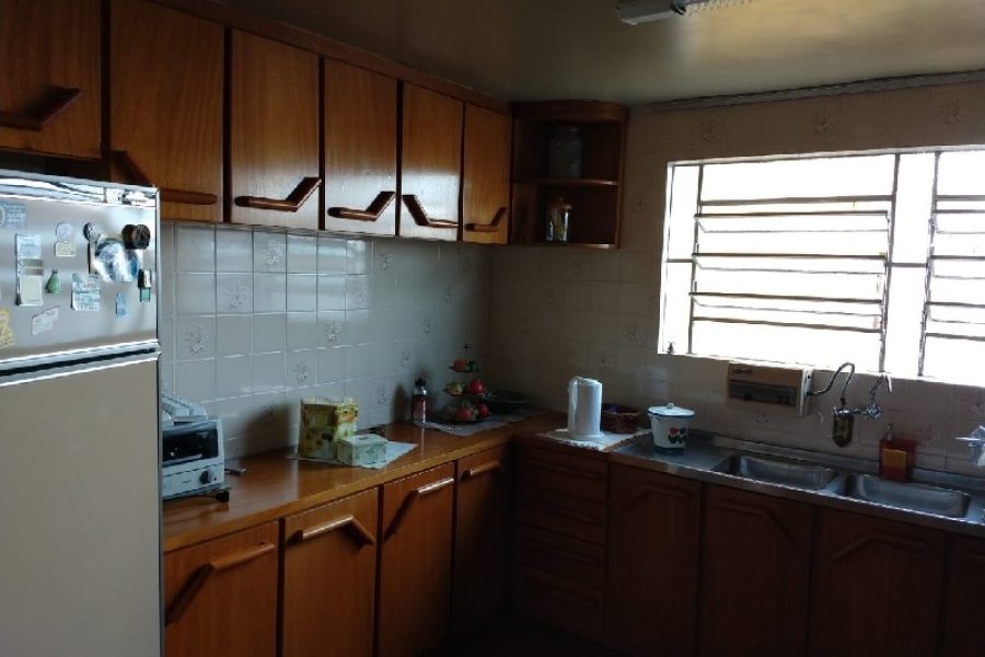 Casa com 88m², 5 dormitórios, 3 vagas, no bairro Petrópolis em Caxias do Sul para Comprar