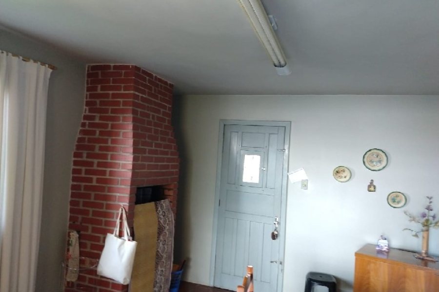 Casa com 88m², 5 dormitórios, 3 vagas, no bairro Petrópolis em Caxias do Sul para Comprar