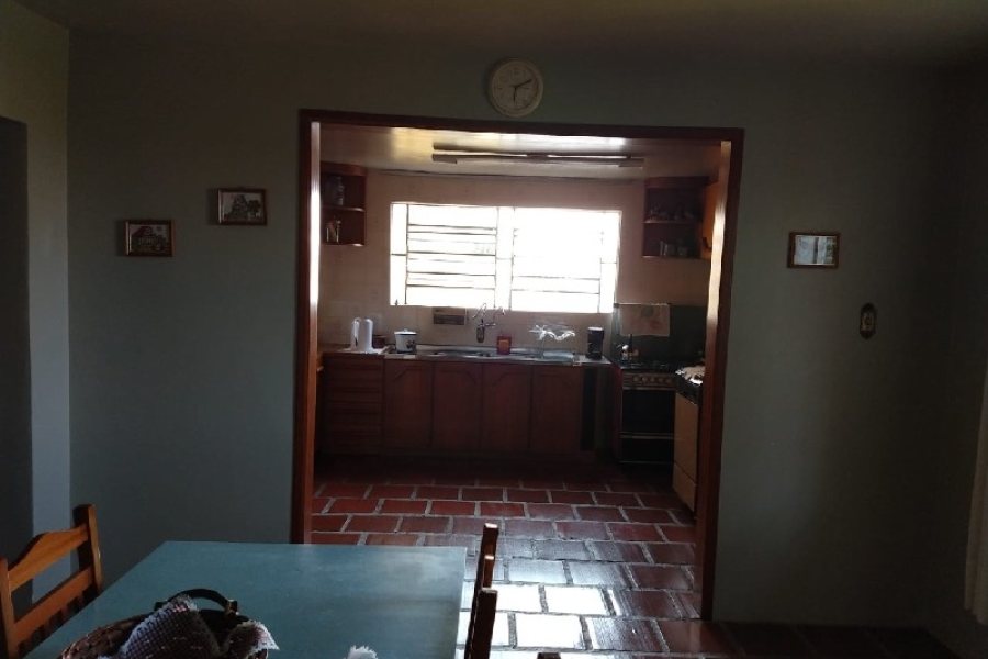 Casa com 88m², 5 dormitórios, 3 vagas, no bairro Petrópolis em Caxias do Sul para Comprar