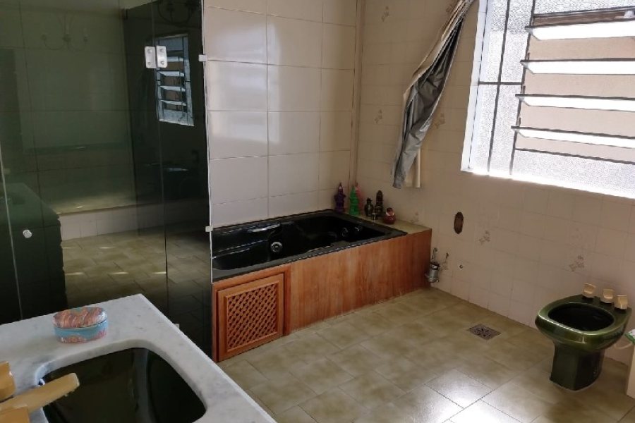 Casa com 88m², 5 dormitórios, 3 vagas, no bairro Petrópolis em Caxias do Sul para Comprar