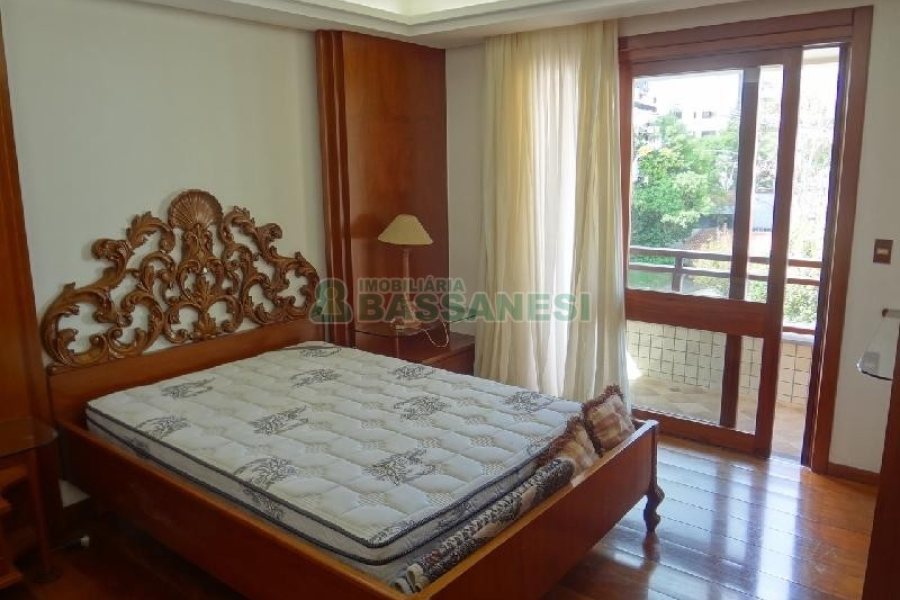 Apto Mobiliado com 242m², 3 dormitórios, 5 vagas, no bairro Panazzolo em Caxias do Sul para Comprar