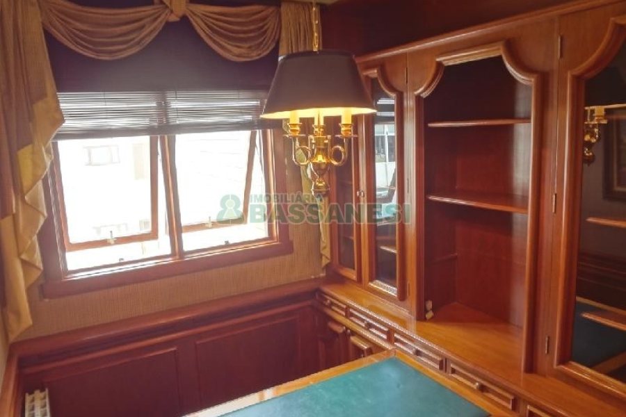 Apto Mobiliado com 242m², 3 dormitórios, 5 vagas, no bairro Panazzolo em Caxias do Sul para Comprar