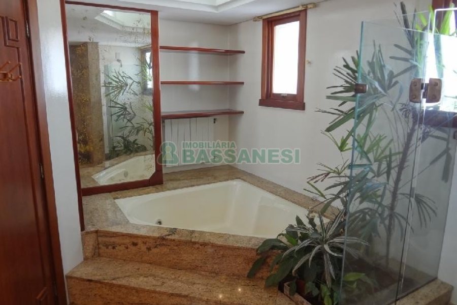 Apto Mobiliado com 242m², 3 dormitórios, 5 vagas, no bairro Panazzolo em Caxias do Sul para Comprar