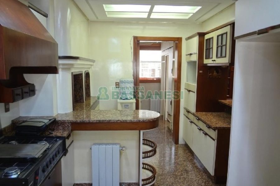 Apto Mobiliado com 242m², 3 dormitórios, 5 vagas, no bairro Panazzolo em Caxias do Sul para Comprar