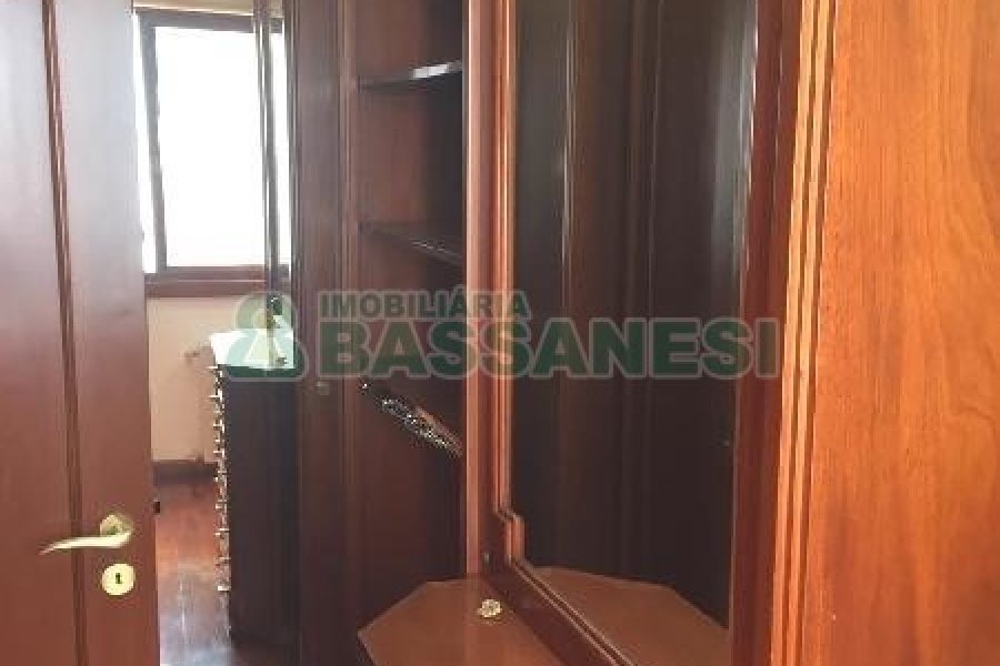 Apto Mobiliado com 242m², 3 dormitórios, 5 vagas, no bairro Panazzolo em Caxias do Sul para Comprar