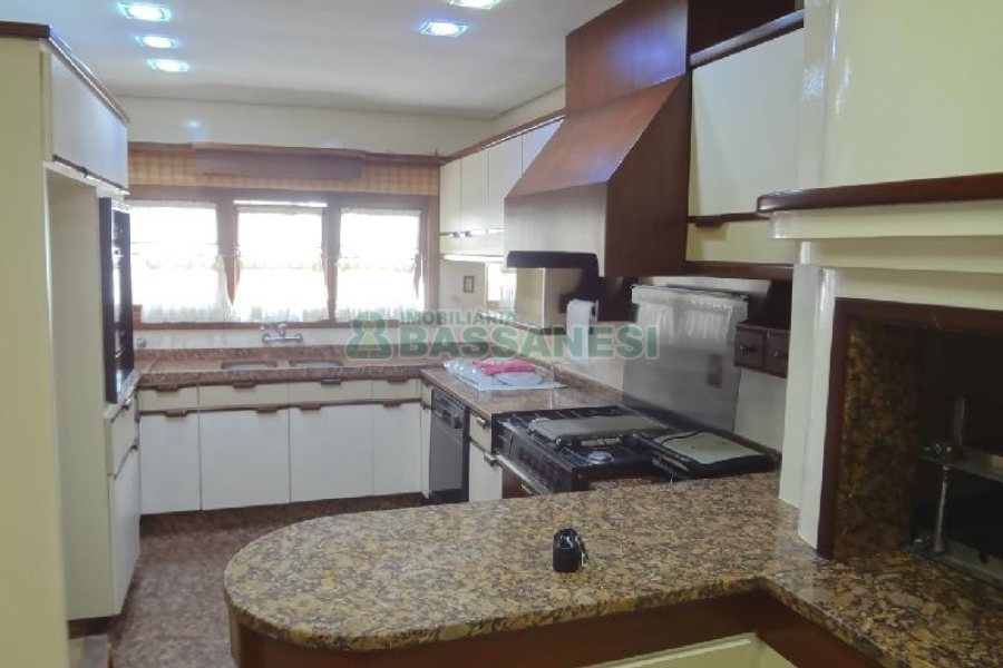 Apto Mobiliado com 242m², 3 dormitórios, 5 vagas, no bairro Panazzolo em Caxias do Sul para Comprar