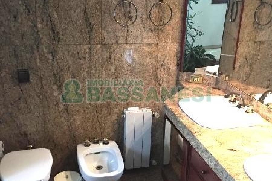 Apto Mobiliado com 242m², 3 dormitórios, 5 vagas, no bairro Panazzolo em Caxias do Sul para Comprar