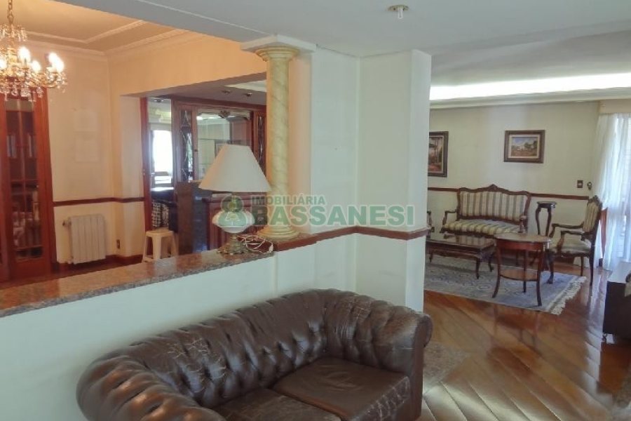 Apto Mobiliado com 242m², 3 dormitórios, 5 vagas, no bairro Panazzolo em Caxias do Sul para Comprar