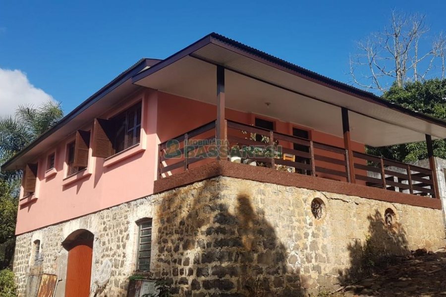 Chácara com 250m², 3 dormitórios, no bairro Conceição em Caxias do Sul para Comprar