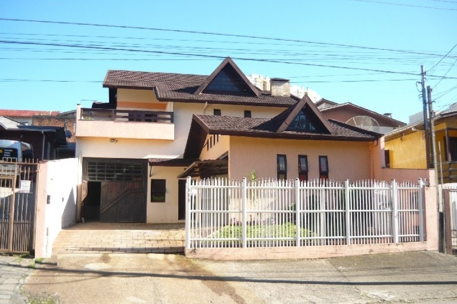 Casa com 500m², 4 dormitórios, 4 vagas, no bairro Cristo Redentor em Caxias do Sul para Comprar