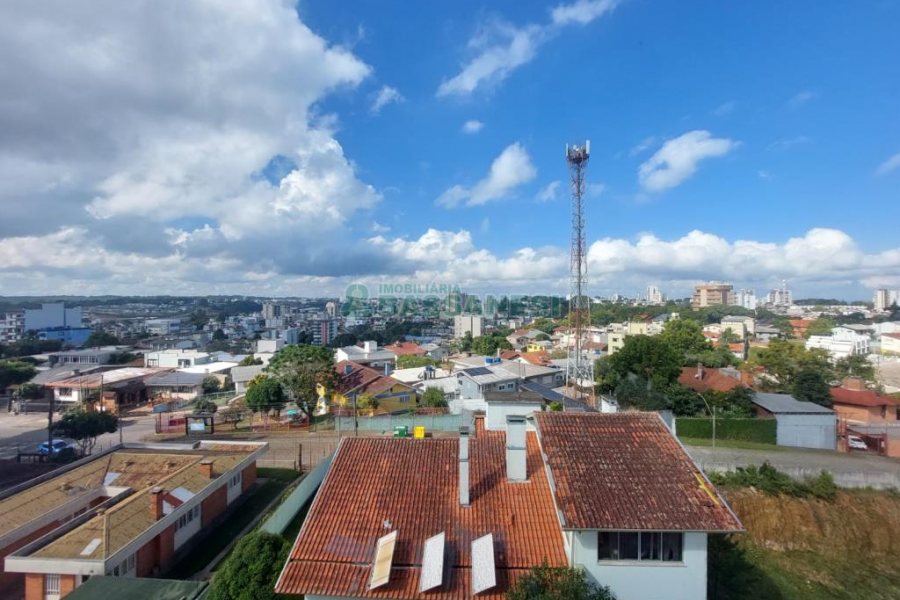 Apartamento com 72m², 3 dormitórios, 1 vaga, no bairro Madureira em Caxias do Sul para Comprar