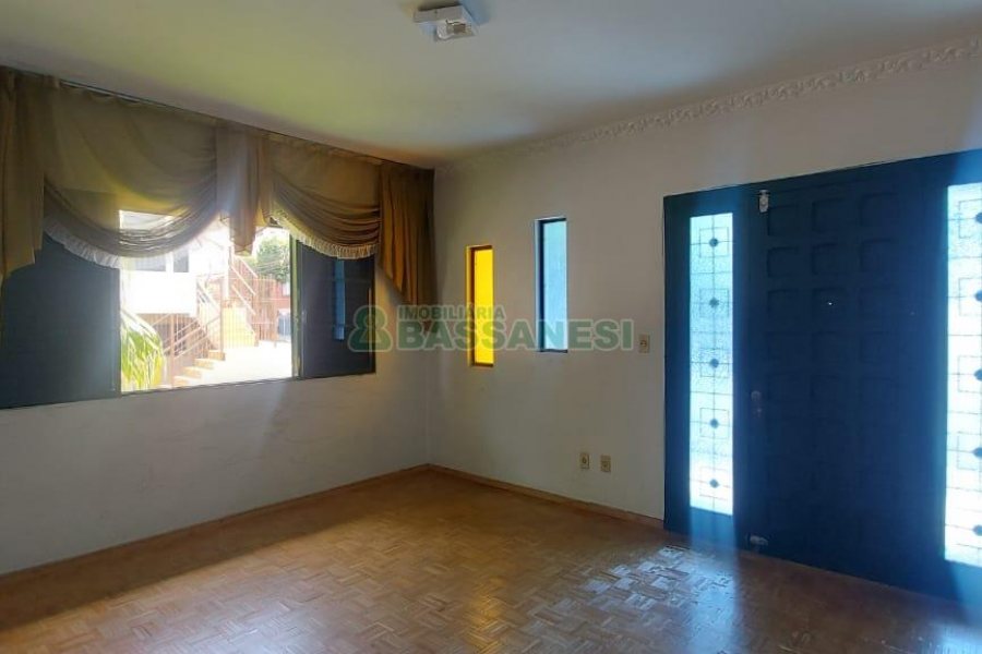 Casa com 126m², 3 dormitórios, 1 vaga, no bairro Sagrada Família em Caxias do Sul para Alugar