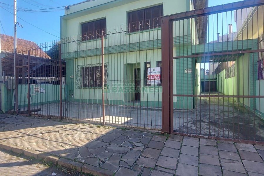 Casa com 600m², 6 dormitórios, 2 vagas, no bairro Pio X em Caxias do Sul para Alugar