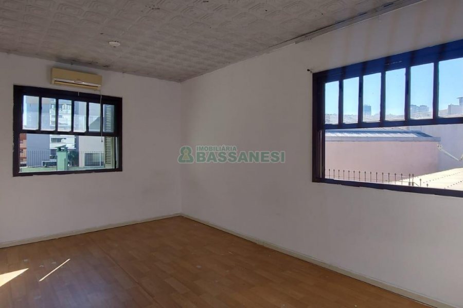 Casa com 600m², 6 dormitórios, 2 vagas, no bairro Pio X em Caxias do Sul para Alugar
