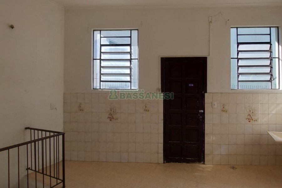 Casa com 600m², 6 dormitórios, 2 vagas, no bairro Pio X em Caxias do Sul para Alugar