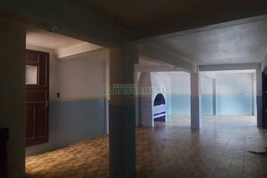 Casa com 600m², 6 dormitórios, 2 vagas, no bairro Pio X em Caxias do Sul para Alugar