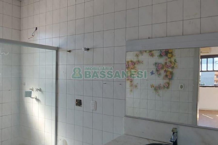 Casa com 600m², 6 dormitórios, 2 vagas, no bairro Pio X em Caxias do Sul para Alugar