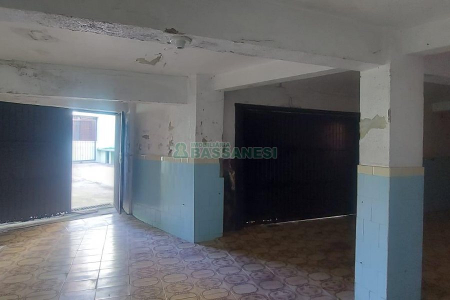 Casa com 600m², 6 dormitórios, 2 vagas, no bairro Pio X em Caxias do Sul para Alugar