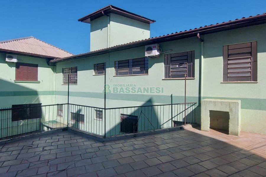 Casa com 600m², 6 dormitórios, 2 vagas, no bairro Pio X em Caxias do Sul para Alugar