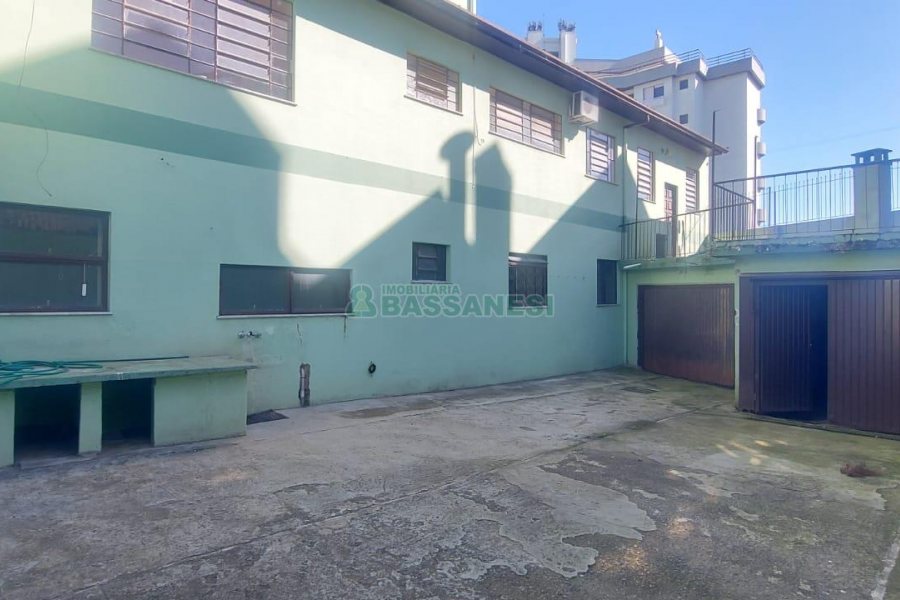 Casa com 600m², 6 dormitórios, 2 vagas, no bairro Pio X em Caxias do Sul para Alugar