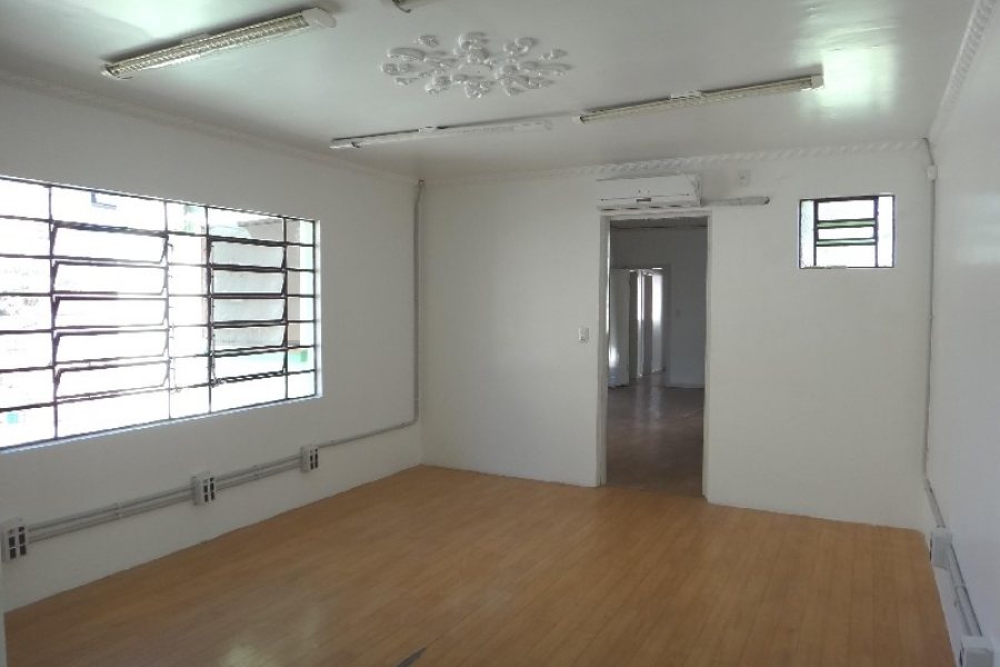 Casa com 600m², 6 dormitórios, 2 vagas, no bairro Pio X em Caxias do Sul para Alugar