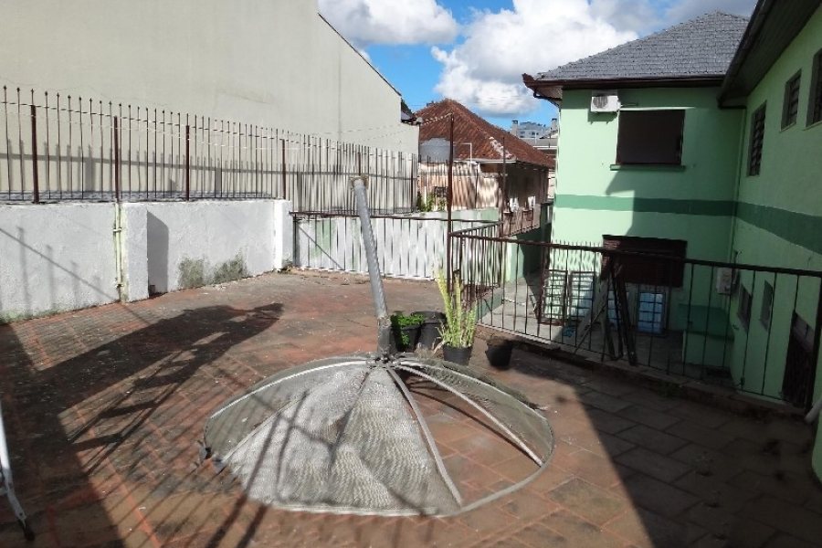 Casa com 600m², 6 dormitórios, 2 vagas, no bairro Pio X em Caxias do Sul para Alugar