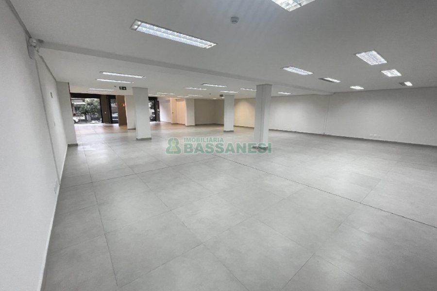 Loja com 720m², no bairro São Pelegrino em Caxias do Sul para Alugar