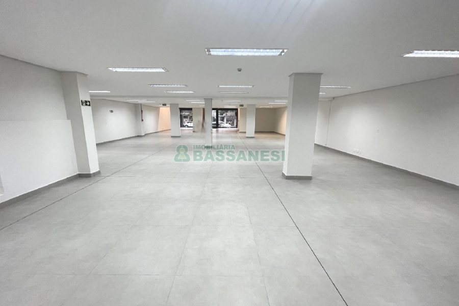 Loja com 720m², no bairro São Pelegrino em Caxias do Sul para Alugar